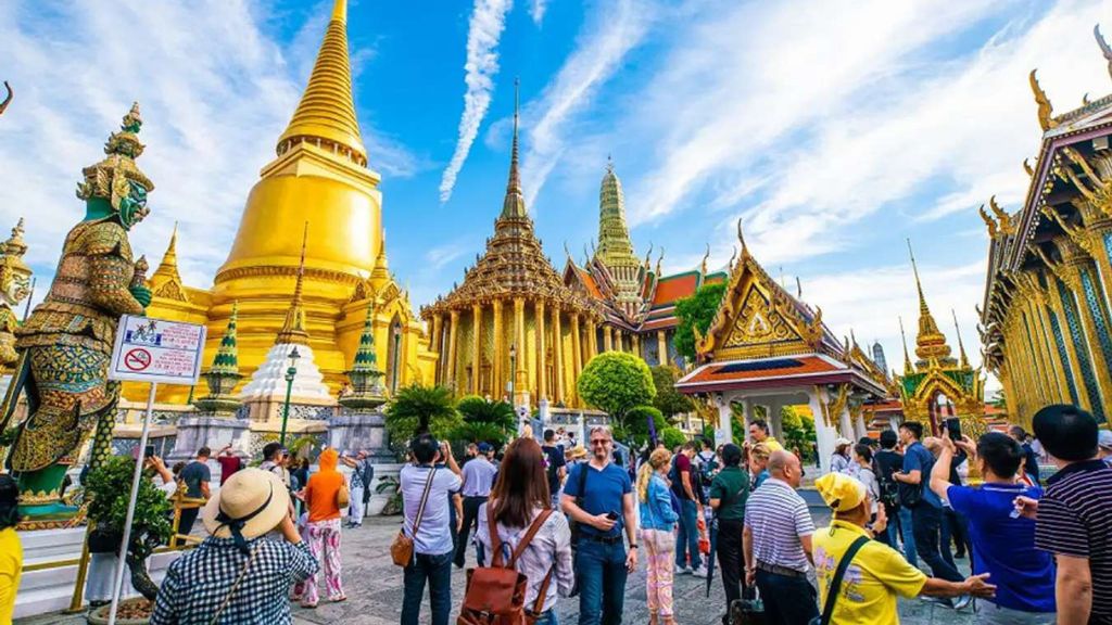 Dạo bước trong khuôn viên chùa Phật Ngọc