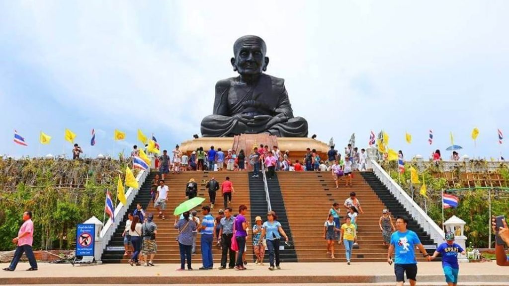 Dạo quanh tham quan chùa Wat Huay Mongkol