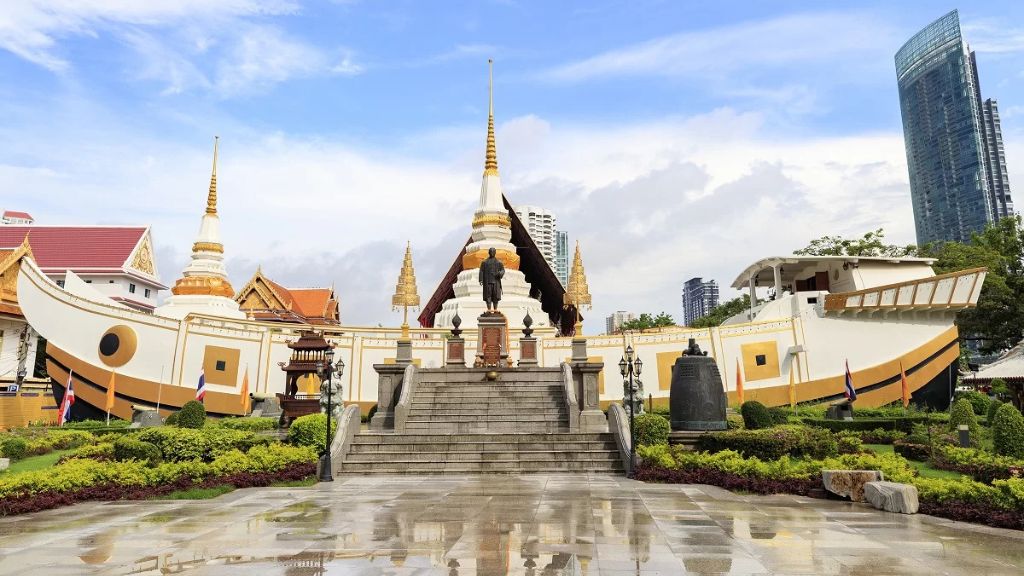 Du khách tham quan Chùa Thuyền