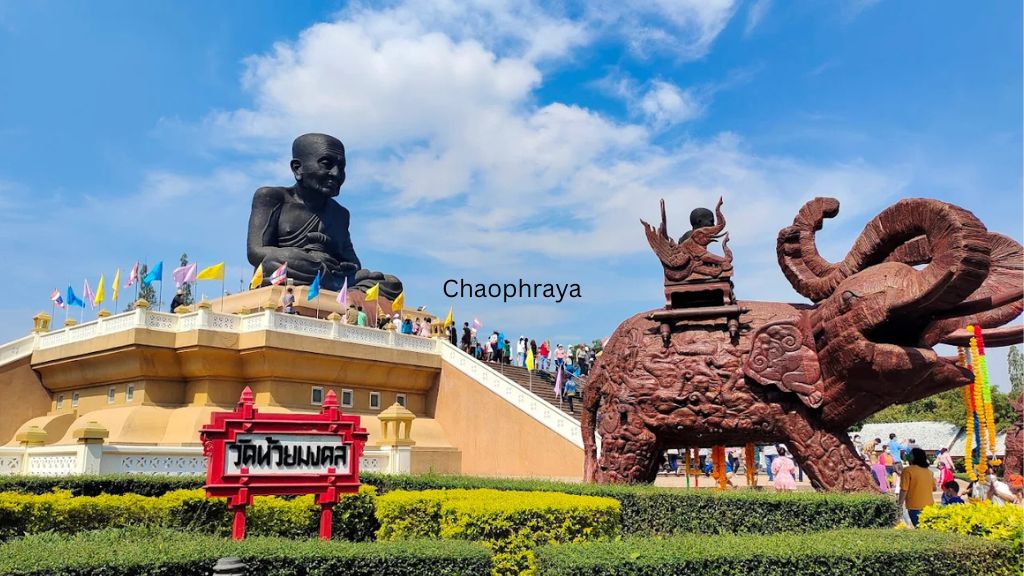 Du khách tham quan chùa Wat Huay Mongkol
