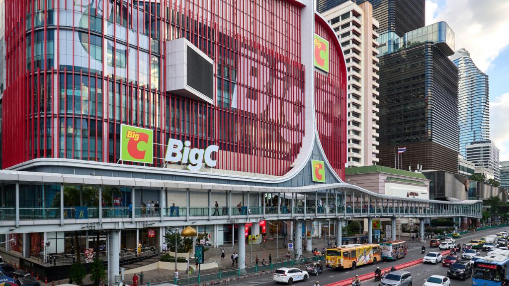 Du khách tham quan mua sắm quà tại Big C