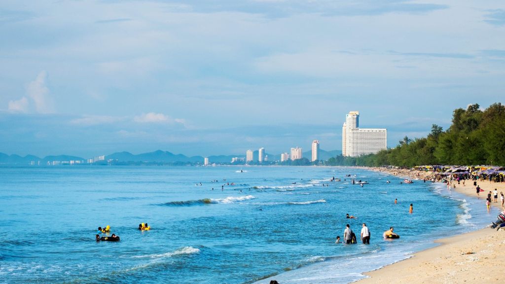 Du khách tham quan trải nghiệm các hoạt động biển