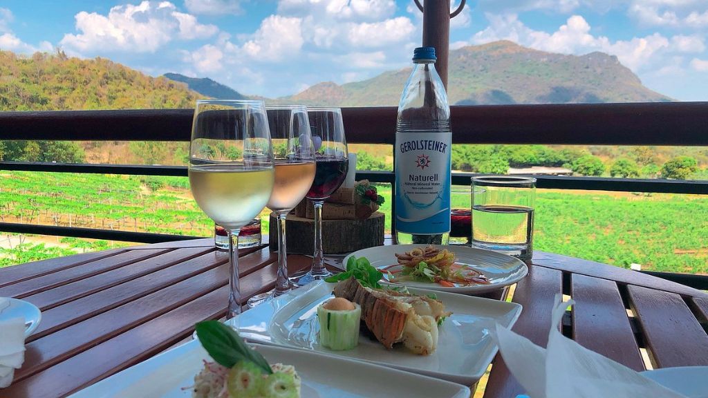Thưởng thức thức uống tại thung lũng rượu vang Monsoon Valley Vineyard