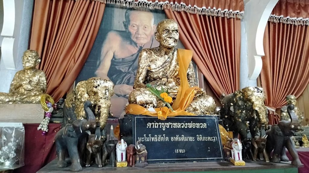 Viếng thăm bức tượng thần linh thiêng Luang Pu Thuad