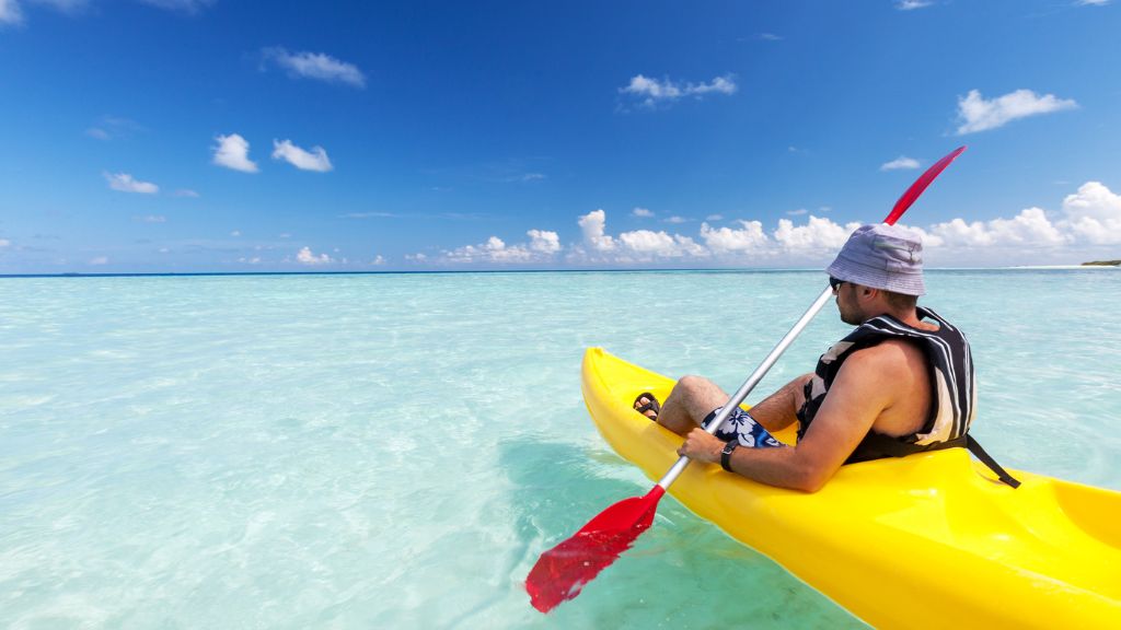 Trải nnghiệm Kayak giữa đại dương trong xanh