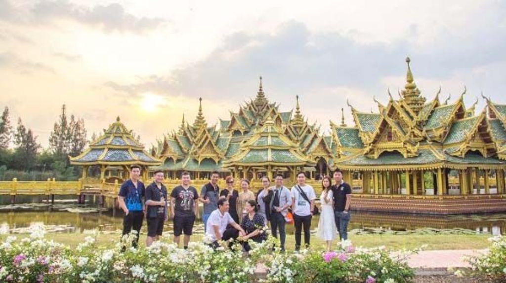 Đoàn khách checkin tại  Muang Boran