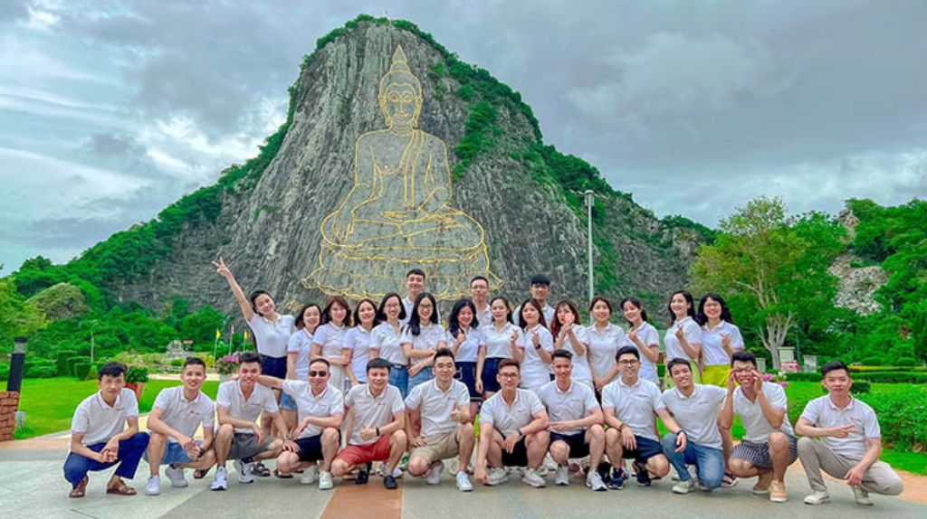 Đoàn khách checkin tại Núi Phật Vàng