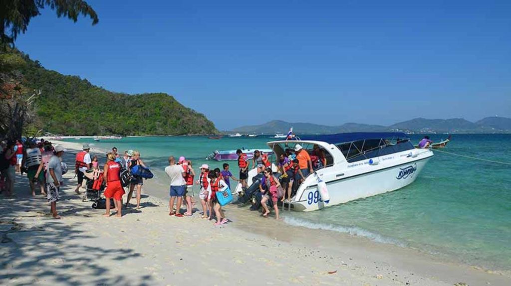 Đoàn khách lên tàu di chuyển đến đảo Coral