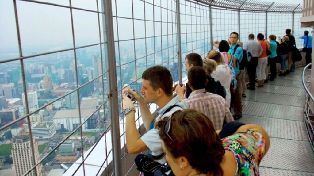 Đoàn khách ngắn nhìn toàn cảnh Bangkok tại Baiyoke Sky cao nhất Thái Lan