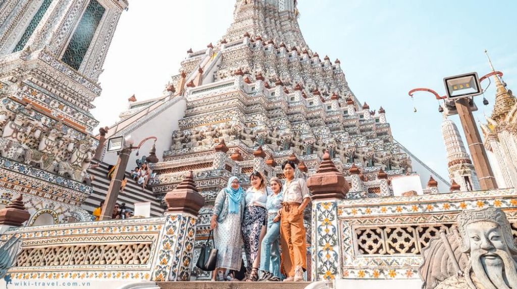 Du khách checkin cùng trang phục truyền thống Thái Lan tại chùa Wat Arun