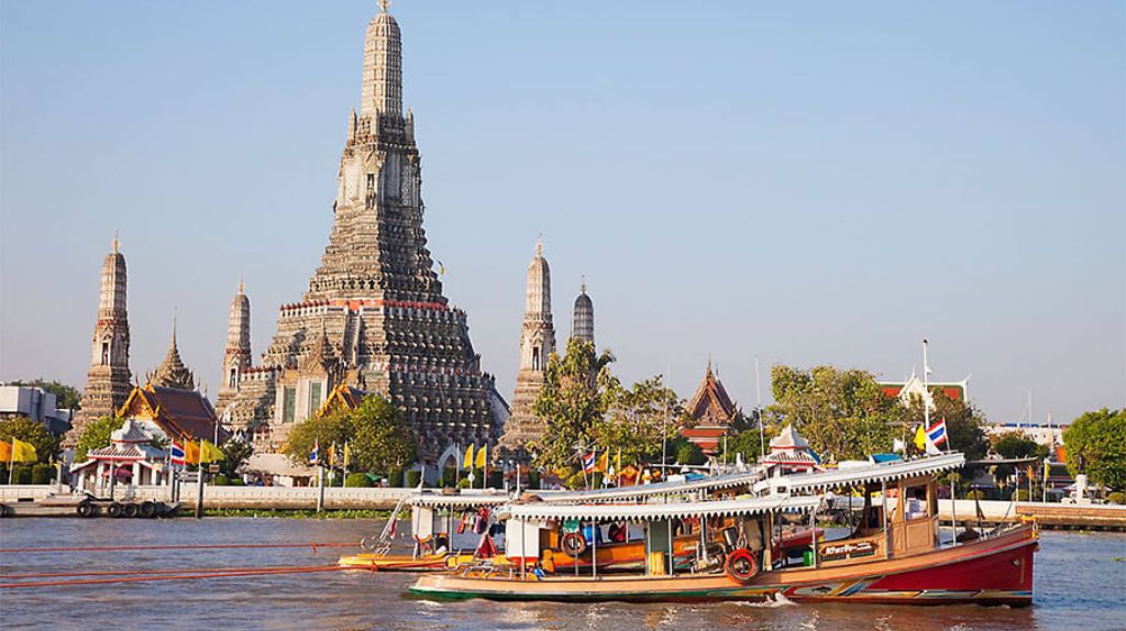 Du khách ngồi thuyền ngắm nhìn toàn cảnh dọc theo sông Chao Praya