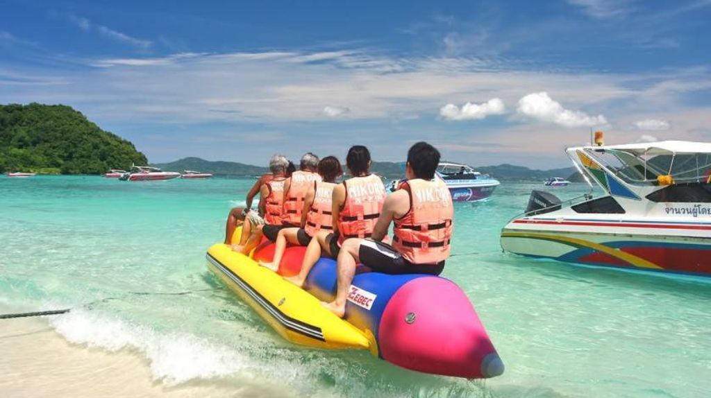 Du khách vui chơi thuyền chuối tại đỏa Coral