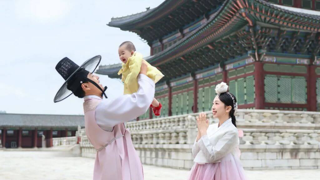 Du khách check in tại Cảnh Phúc Cung