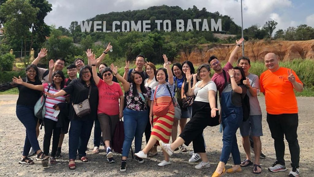Đoàn khách checkin tại đảo Batam