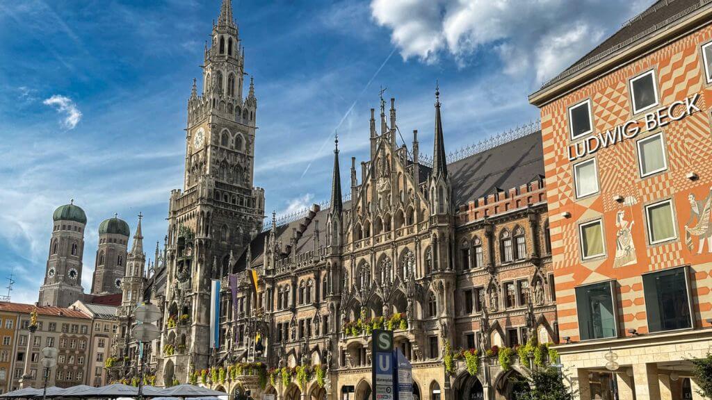 Quảng trường trung tâm Munich với Tòa thị chính Mới mang kiến trúc Gothic ấn tượng.
