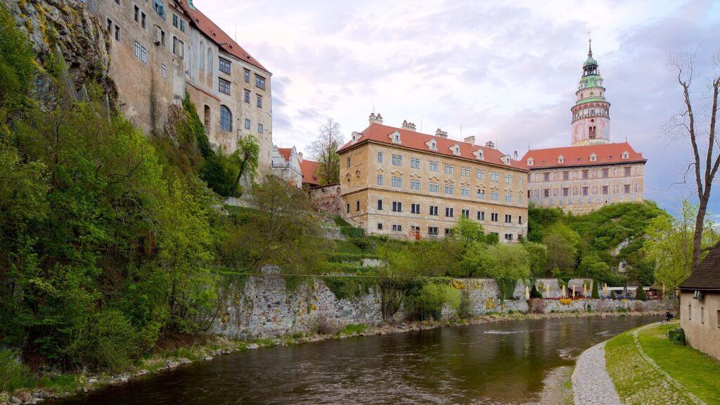 Lâu đài Český Krumlov nổi bật với tháp nhiều màu và tầm nhìn xuống khu phố cổ