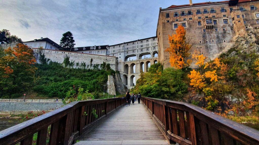 Lávka pod Zámkem - Cây cầu gỗ mang đến góc nhìn đẹp về lâu đài và những mái nhà cổ
