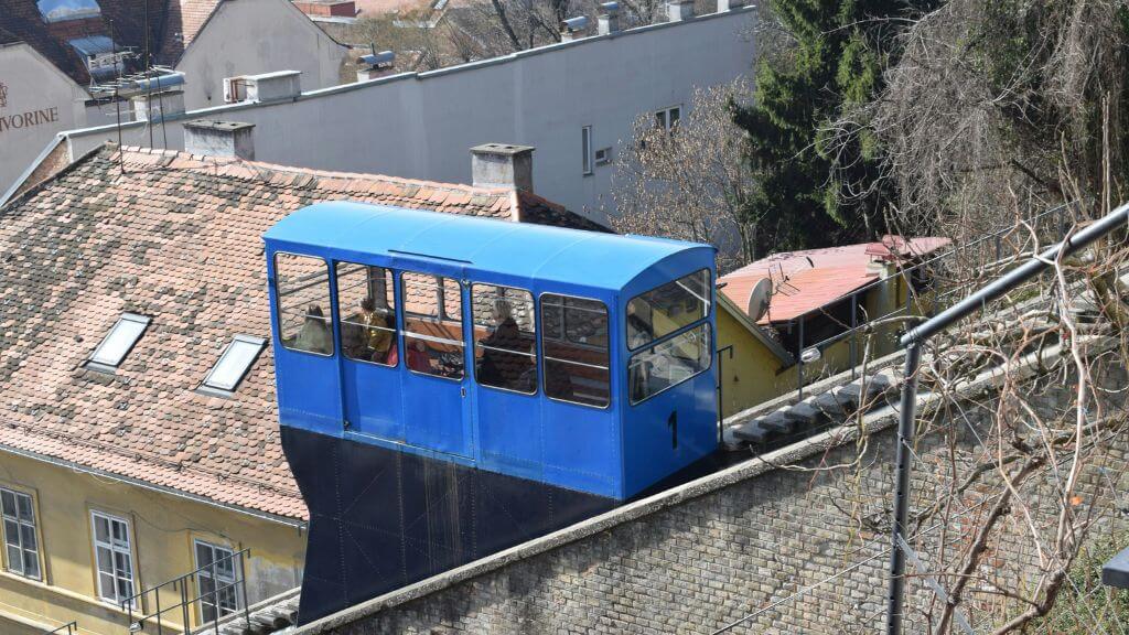 Zagreb Funicular  - Tuyến đường sắt leo núi lâu đời nối khu Hạ thành với Khu phố Thượng