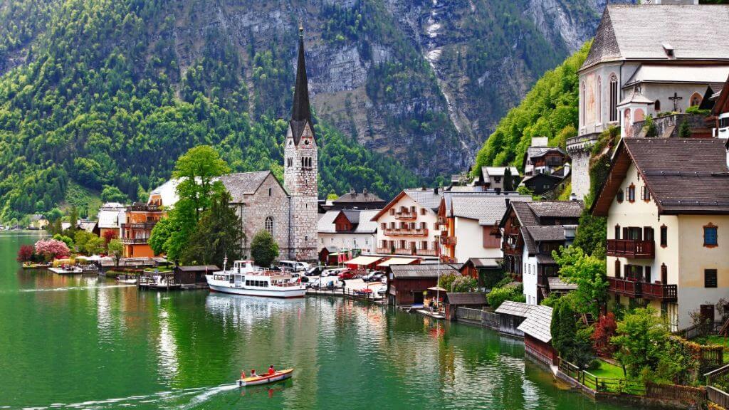 Hồ Hallstatt - Mặt hồ xanh trong phản chiếu những ngôi nhà nhỏ và dãy núi bao quanh