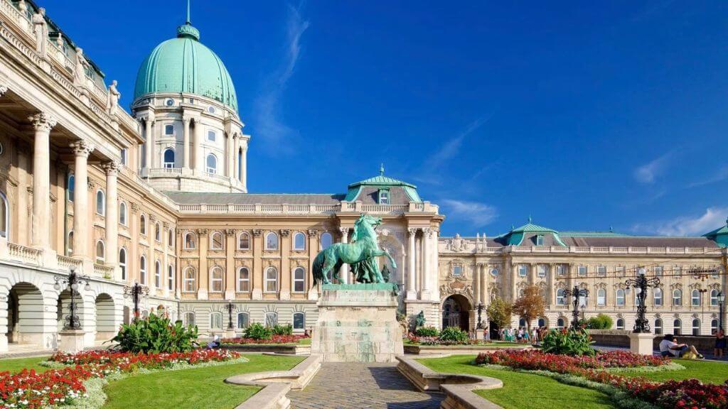 Cung điện Hoàng gia Budapest uy nghi trên đồi Castle, hướng tầm nhìn xuống dòng Danube