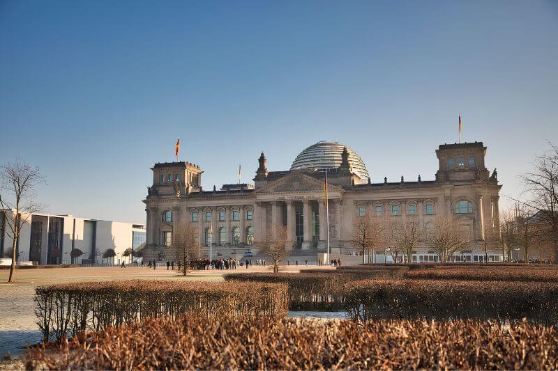 Tòa nhà Reichstag với mái vòm kính hiện đại nổi bật trên nền kiến trúc cổ điển.