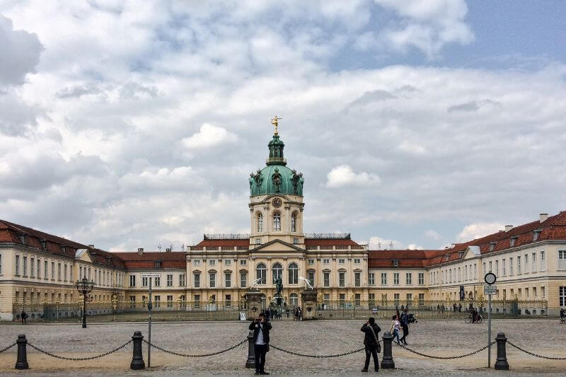 Cung điện Charlottenburg nổi bật với mặt tiền vàng kem và kiến trúc hoàng gia cổ điển.