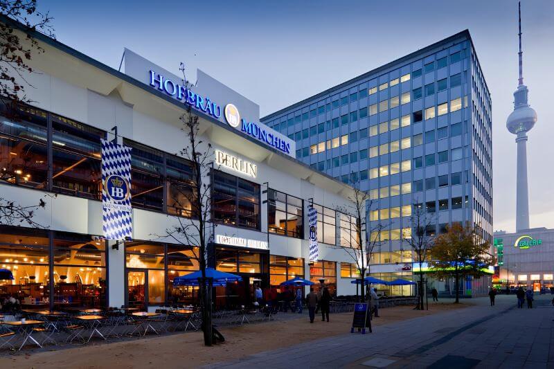 Không gian beer hall Bavaria sôi động tại Hofbräu Wirtshaus Berlin