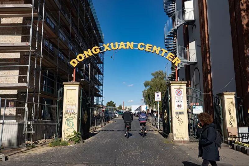 Dong Xuan Center - Biển hiệu mang đậm nét văn hóa Việt giữa Berlin.