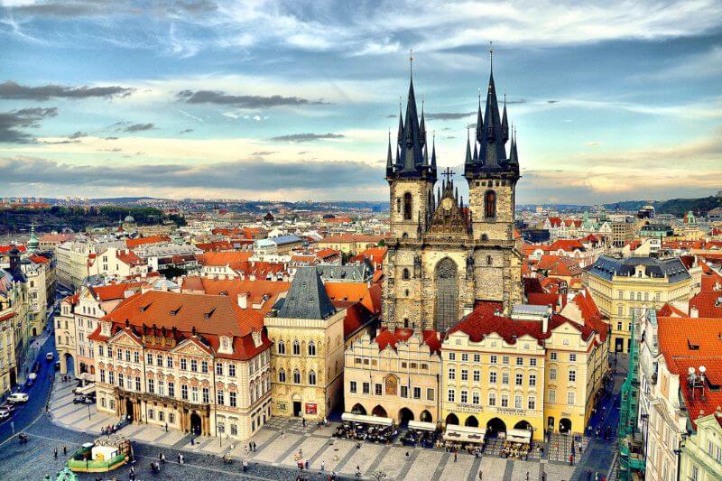 Praha cổ kính với những mái ngói đỏ, tháp nhà thờ và kiến trúc châu Âu đặc trưng