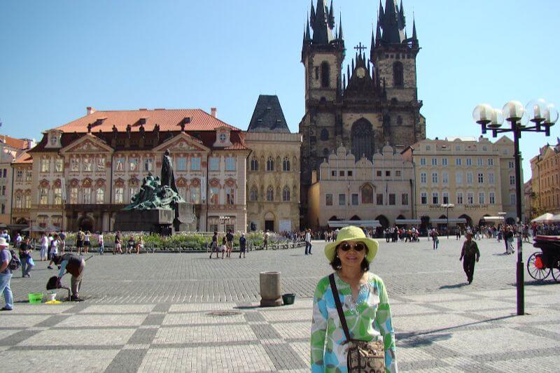 Hành khách check-in Quảng trường Old Town - Công trình kiến trúc đặc trưng của Praha.