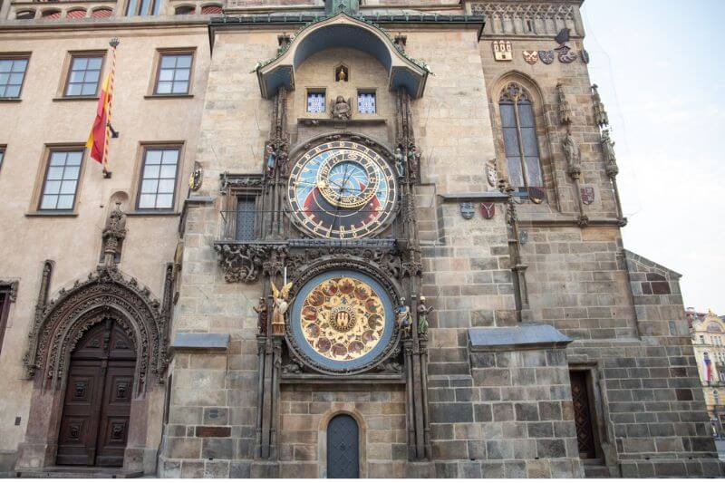 Đồng hồ Thiên văn Praha nổi bật trên mặt tiền Tòa thị chính giữa khu Phố Cổ.