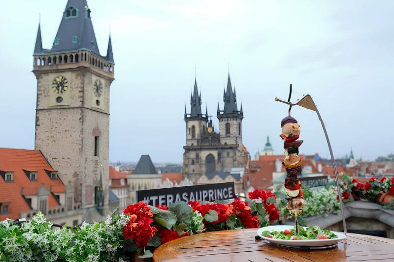 Rooftop Terasa U Prince với tầm nhìn toàn cảnh Quảng trường Old Town