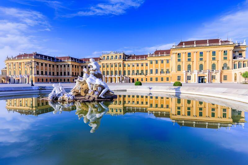 Cung điện Schönbrunn tráng lệ nổi bật giữa khu vườn hoàng gia rộng lớn của Vienna.