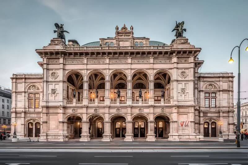 Nhà hát Opera Vienna nổi bật với kiến trúc cổ điển sang trọng giữa trung tâm thủ đô.