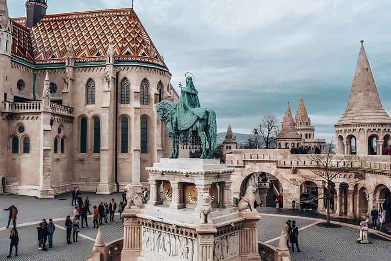 Fisherman’s Bastion với những tháp đá trắng đặc trưng và tầm nhìn rộng mở ra sông Danube.