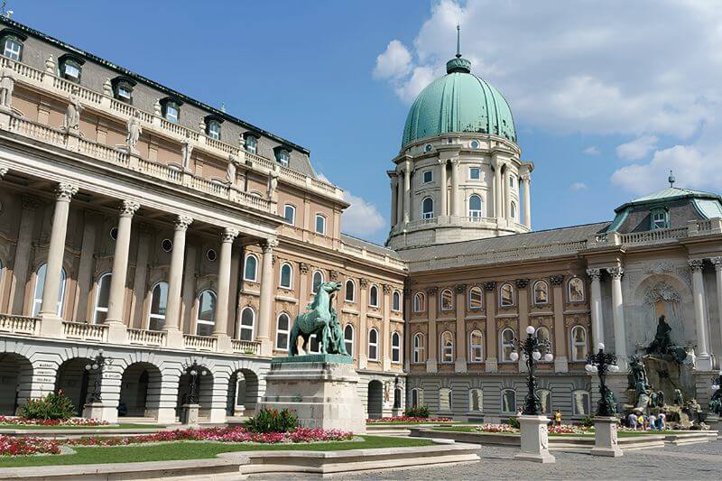Lâu đài Buda uy nghi trên đồi cao, hướng tầm nhìn xuống thành phố Budapest