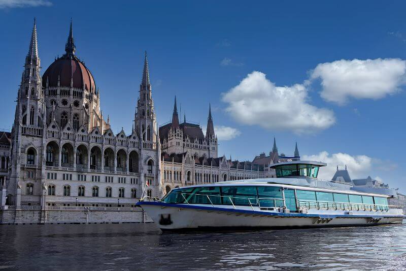 Du thuyền trên sông Danube với khung cảnh Budapest và những công trình ven sông