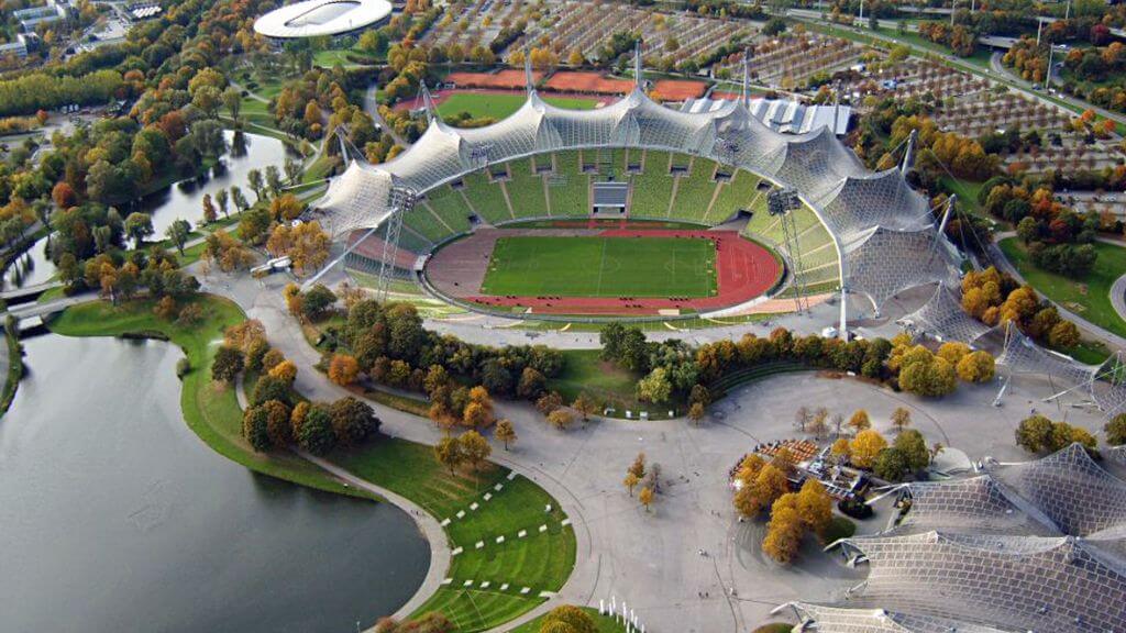 Đoàn tham quan bên ngoài Công viên Olympic Munich