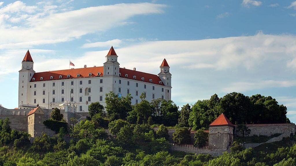 lâu đài Bratislava – công trình tọa lạc trên đồi cao nhìn xuống sông Danube