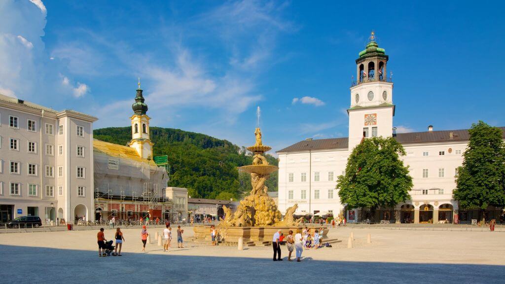 Quảng trường Residenzplatz với không gian rộng lớn