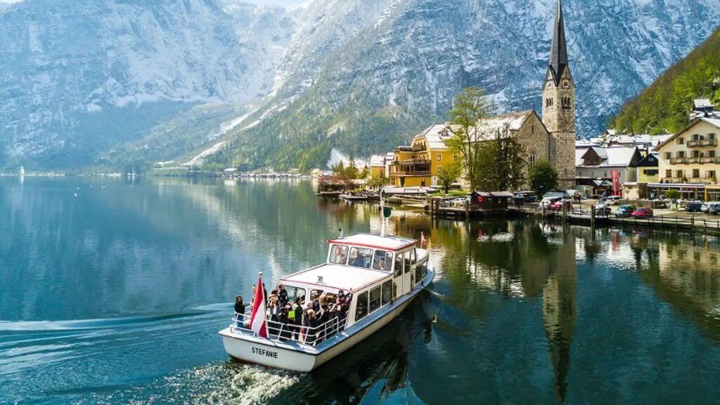 Quý khách trải nghiệm du thuyền trên hồ Hallstatt