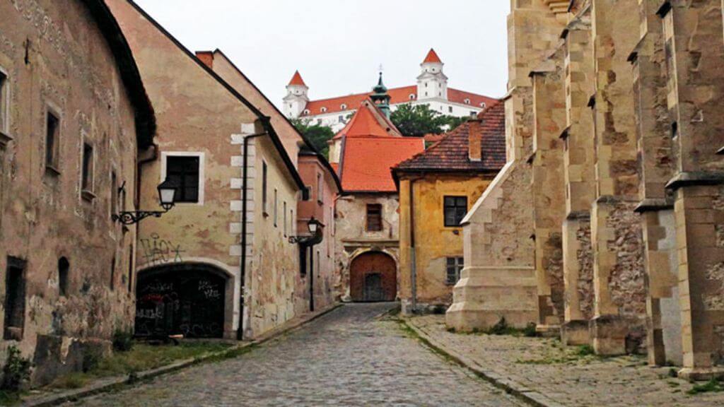 Quý khách tự do dạo bước trong khu phố cổ Bratislava