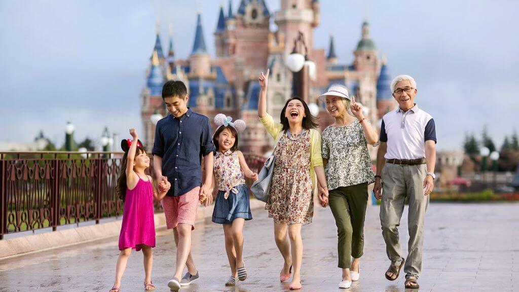 Du khách vui chơi và chụp hình tại Disneyland Thượng Hải