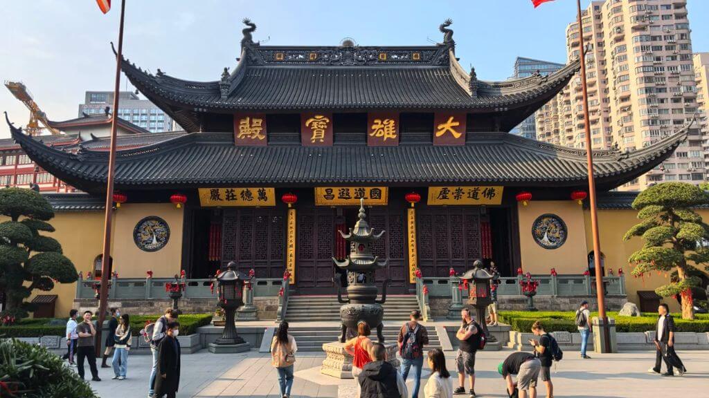 Thăm quan Chùa Phật Ngọc là ngôi chùa được thiết kế theo phong cách truyền thống Trung Hoa