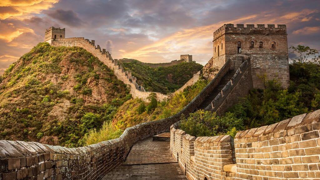 Vạn Lý Trường Thành với khung cảnh núi non hữu tình bao quanh tuyến thành cổ