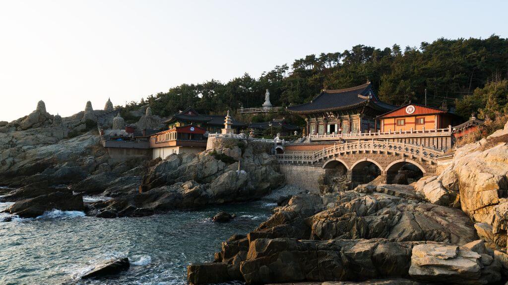 Chùa Haedong Yonggungsa được xây bởi giáo viên Phật giáo Naong trong triều đại Goryeo