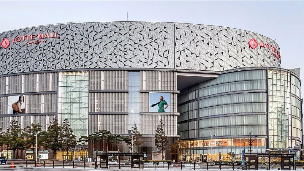 Du khách tự do mua sắm hàng hóa tại Lotte mart