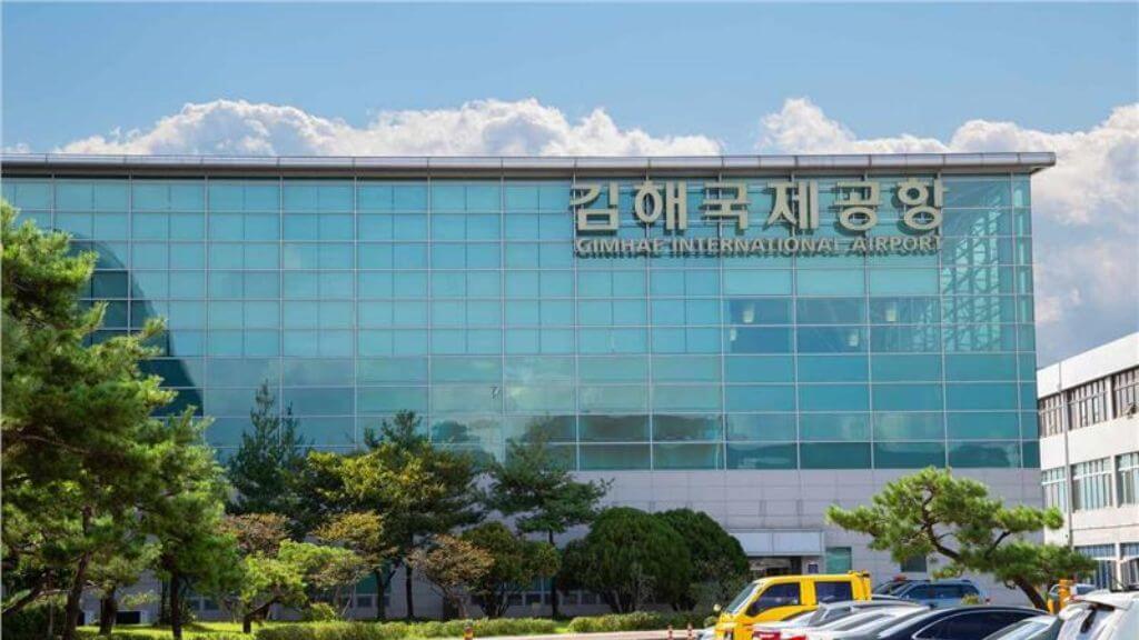 Đoàn di chuyển đến sảnh Quốc tế sân bay Busan, làm thủ tục bay về Hà Nội