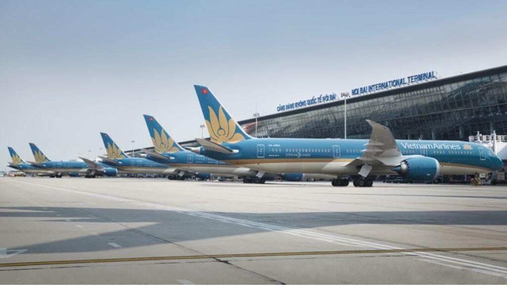 Đoàn đến sân bay Nội Bài làm thủ tục cho chuyến bay đi Busan, Hàn Quốc