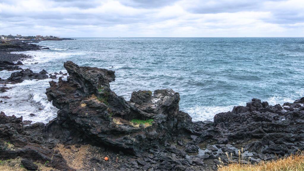 Rặng đá đầu rồng – Yongduam là một rặng đá tự nhiên với hình dạng đầu rồng hung dữ